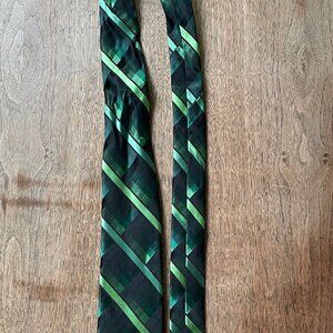 Arrow Men's Tie - green and black - 100% silk - pre-owned